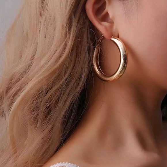 NEW | Super Chic Gold Hoop Earrings - Picture 5 of 8